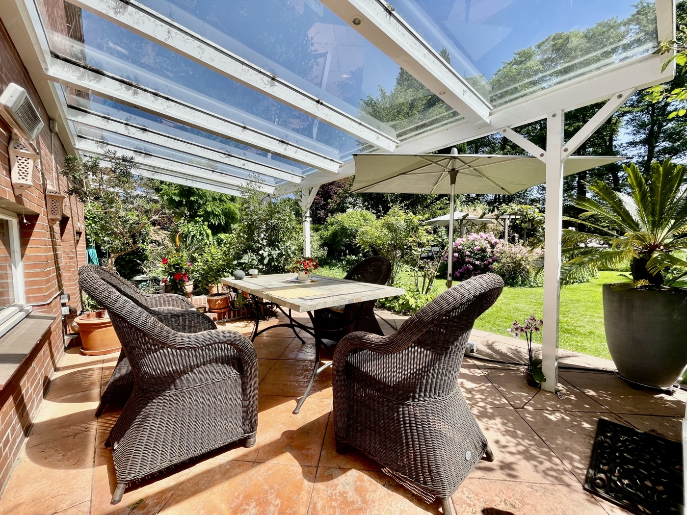 Überdachte Terrasse mit Gartenblick