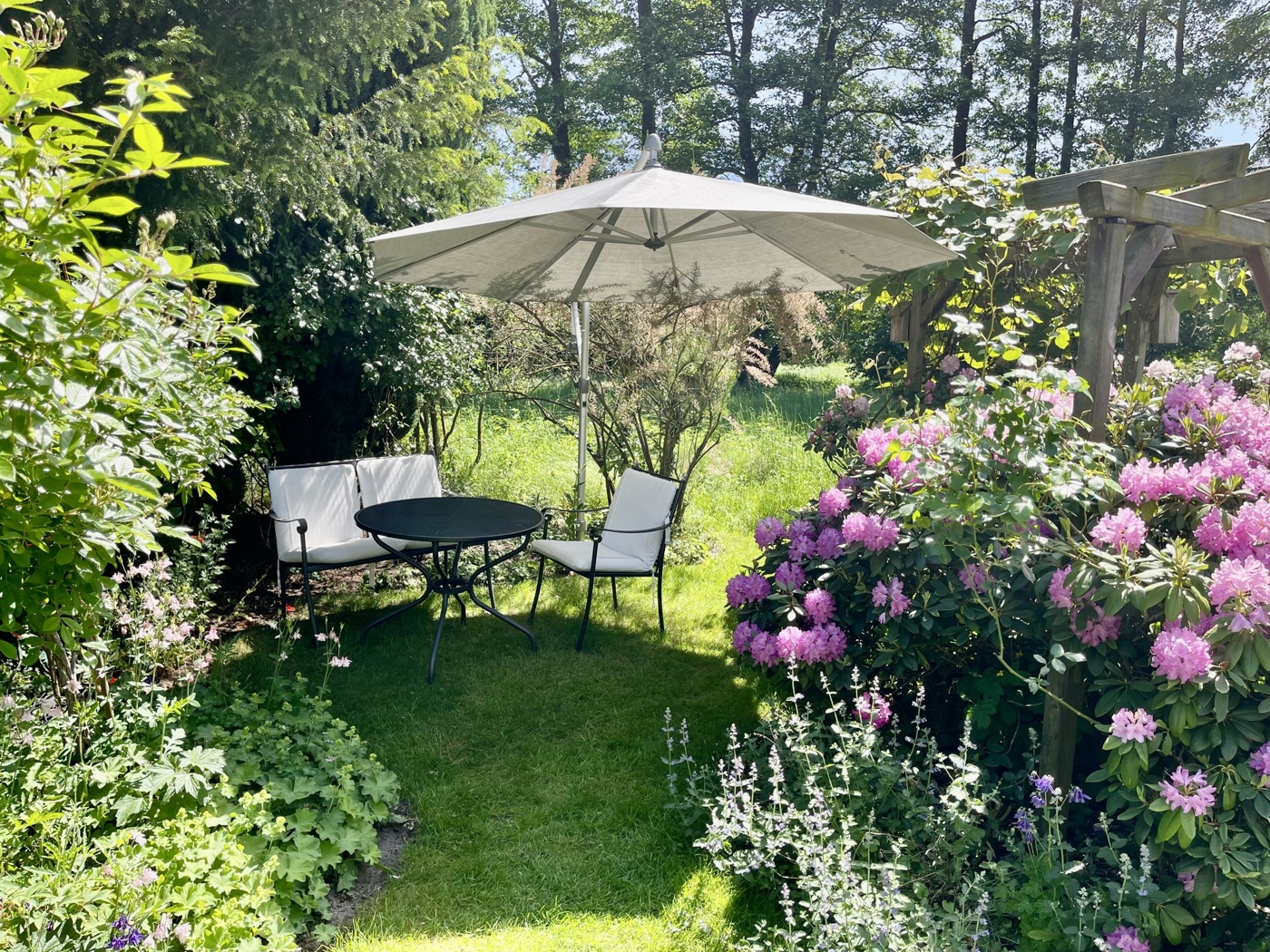 Idyllischer Gartenbereich