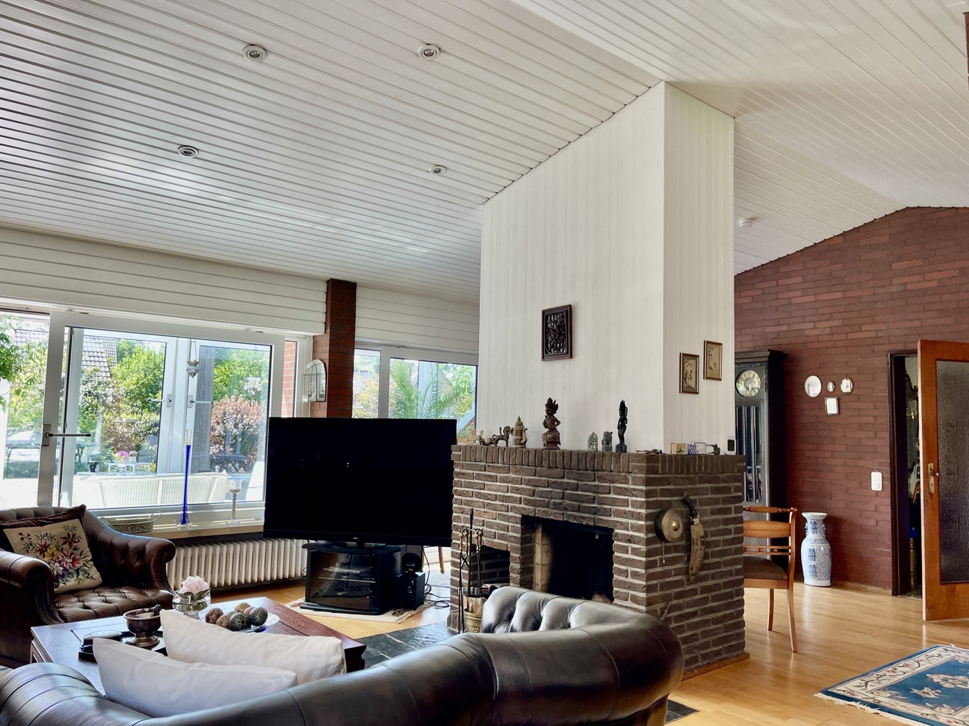 Wohnzimmer mit Kamin