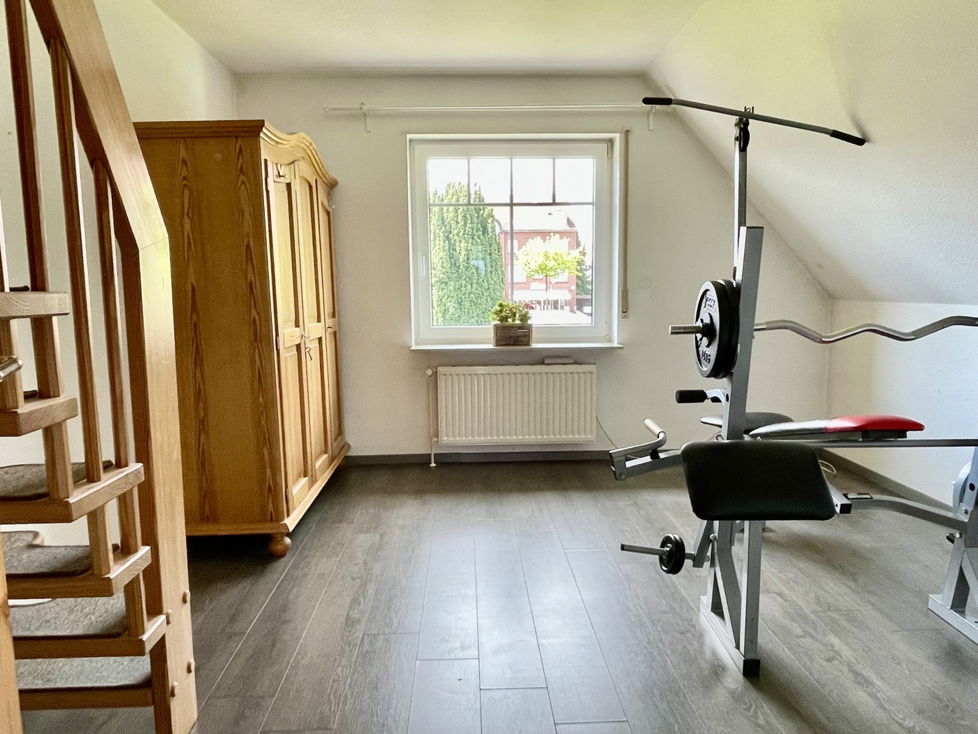 Zimmer Obergeschoss mit Zugang zum Dachstudio