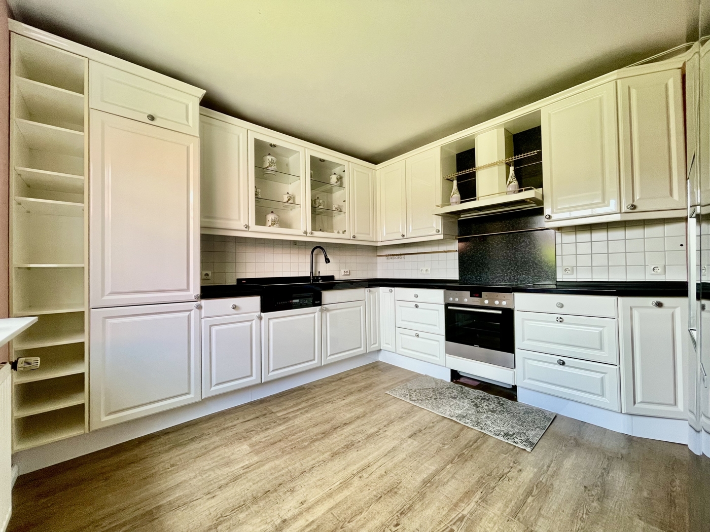 Hochwertige Hochglanz Einbauküche mit Side-by-Side Kühlschrank