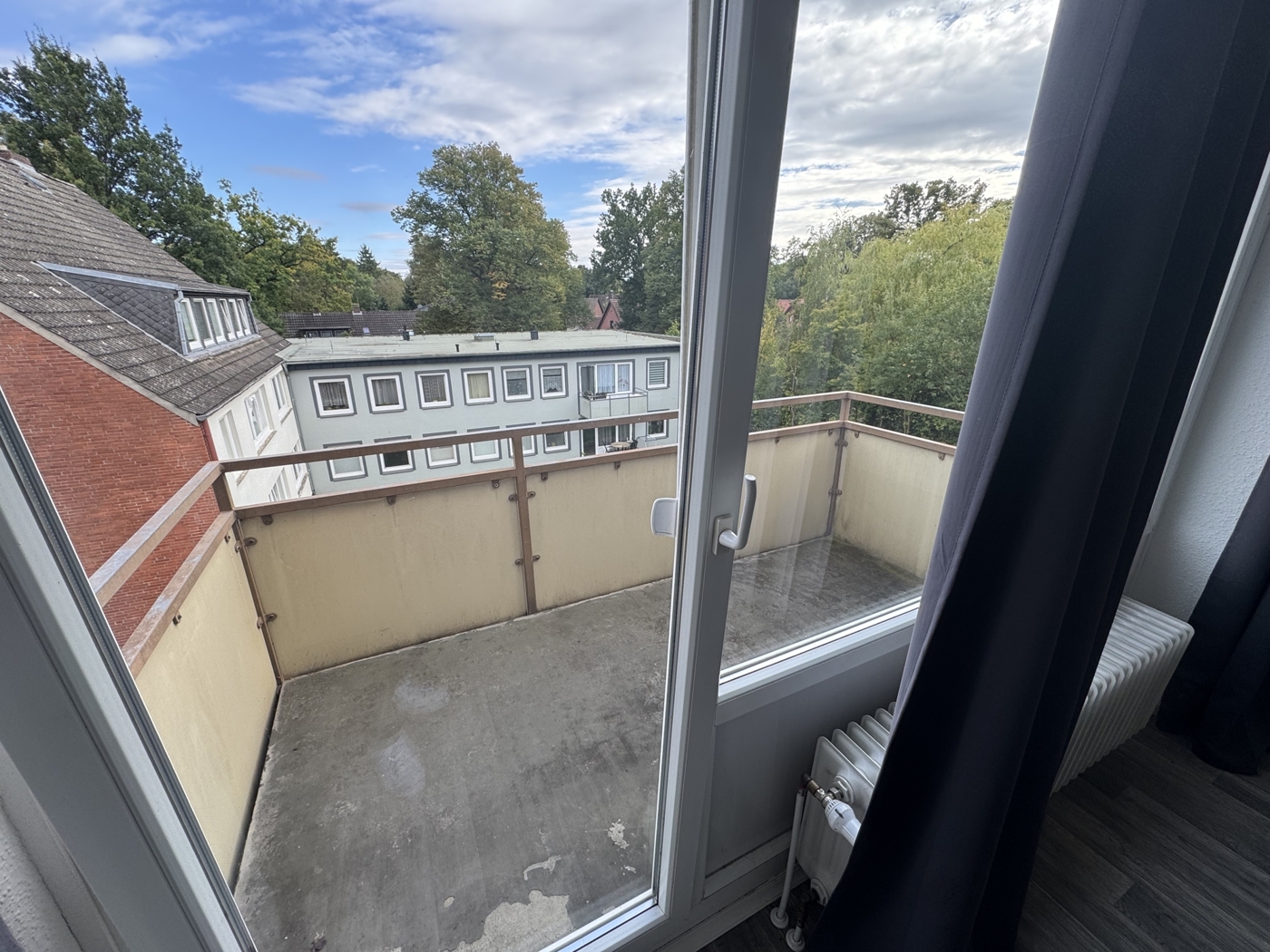 Balkon mit bodentiefen Fenstern