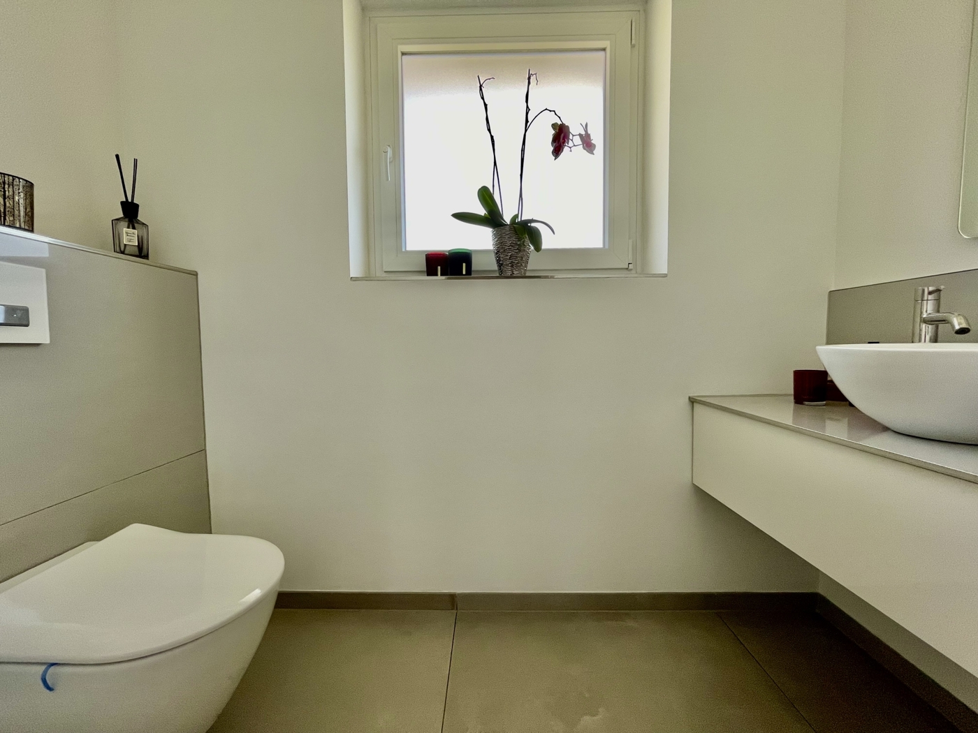 Gäste-WC mit hochwertiger moderner Ausstattung
