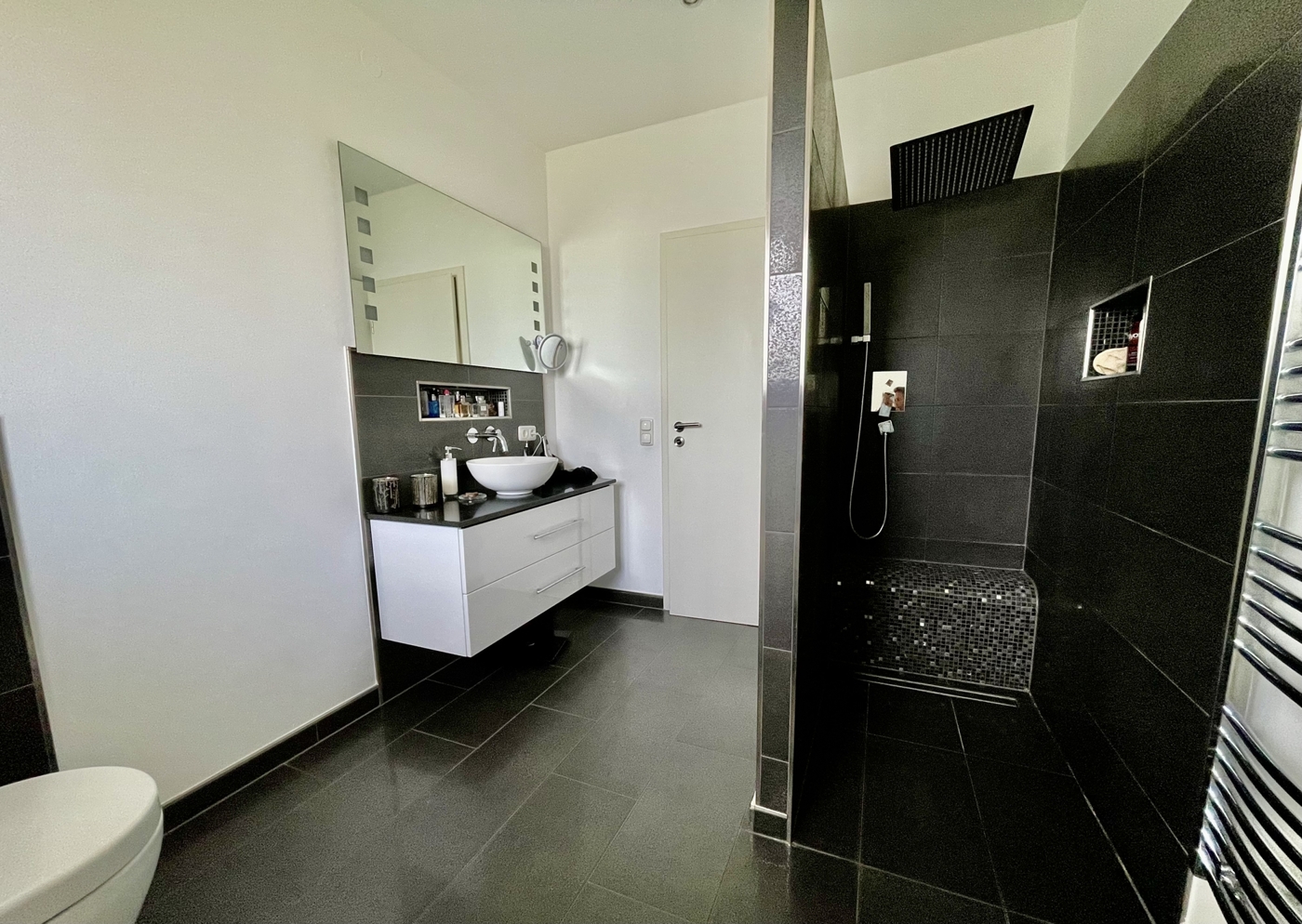 Hochw. Duschbad mit bodengleicher Dusche im Erdgeschoss