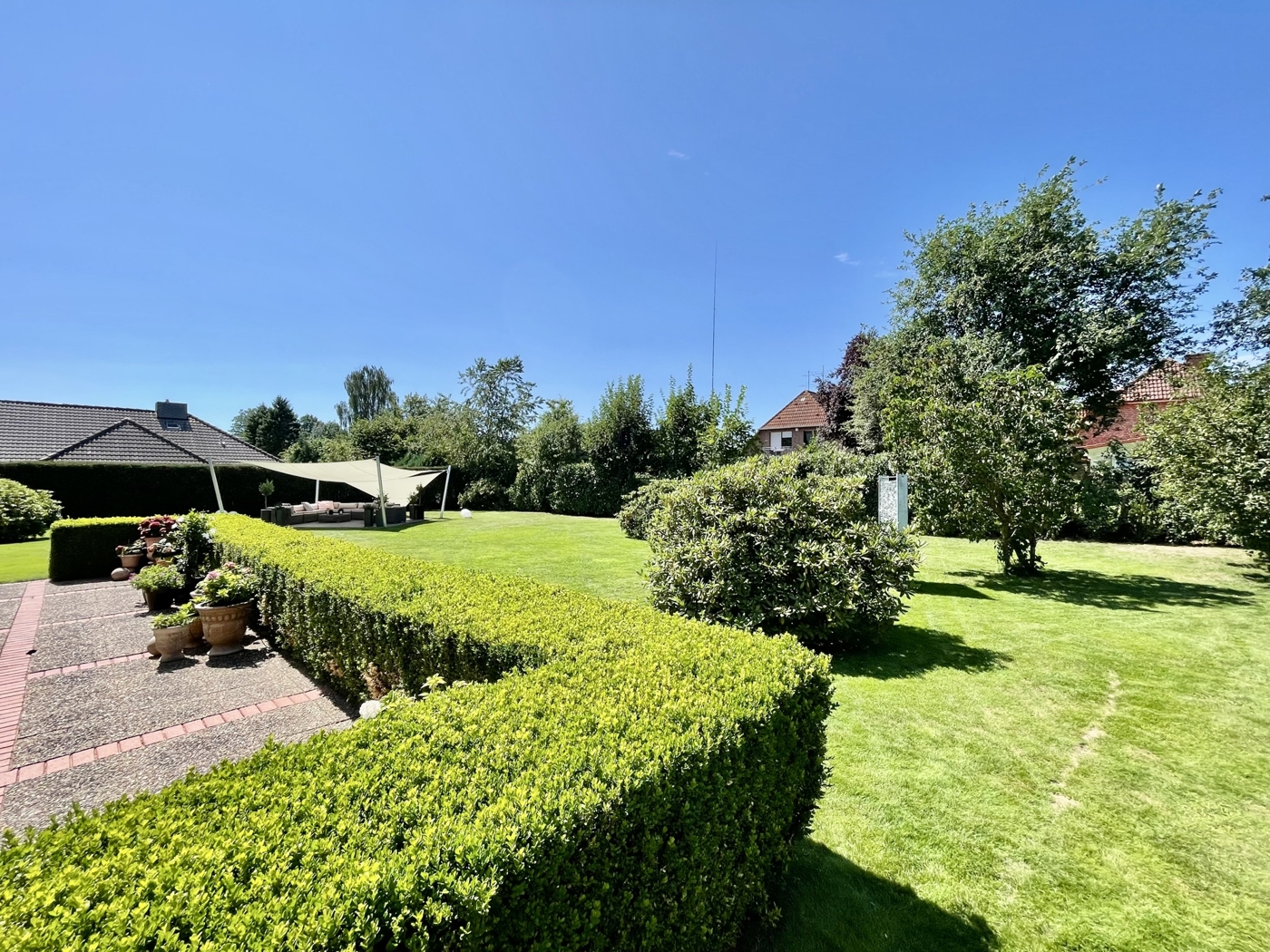 Großzügige Gartenanlage mit Loungebereich