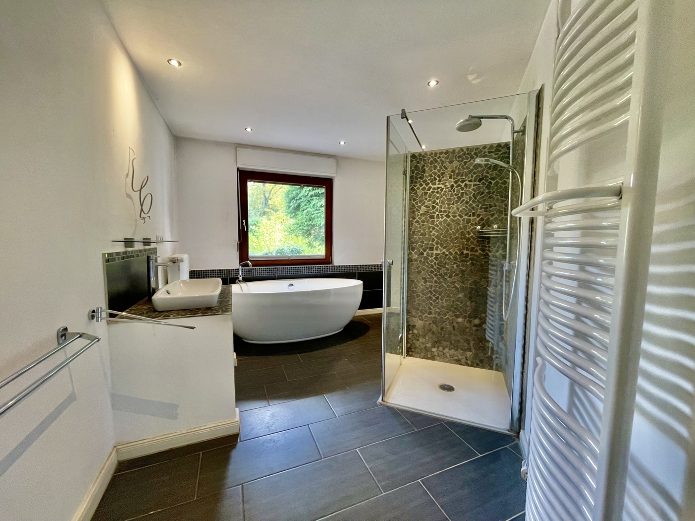 Modernisiertes Badezimmer mit gepflegtem Ambiente