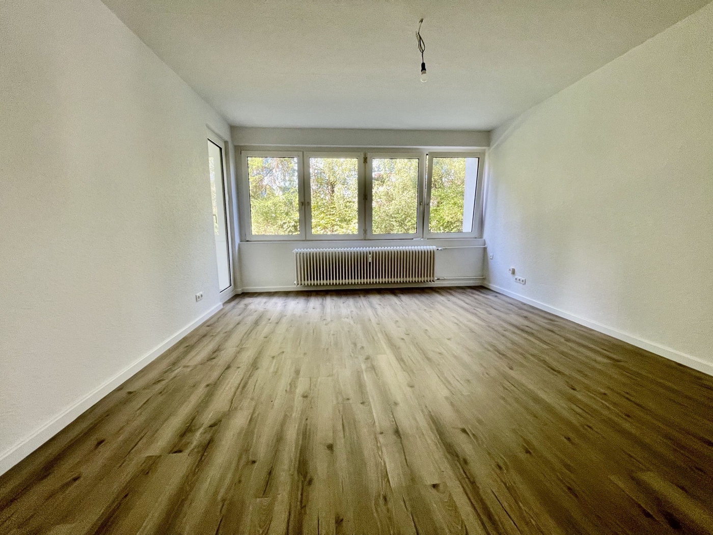Wohnzimmer mit Balkonaustritt