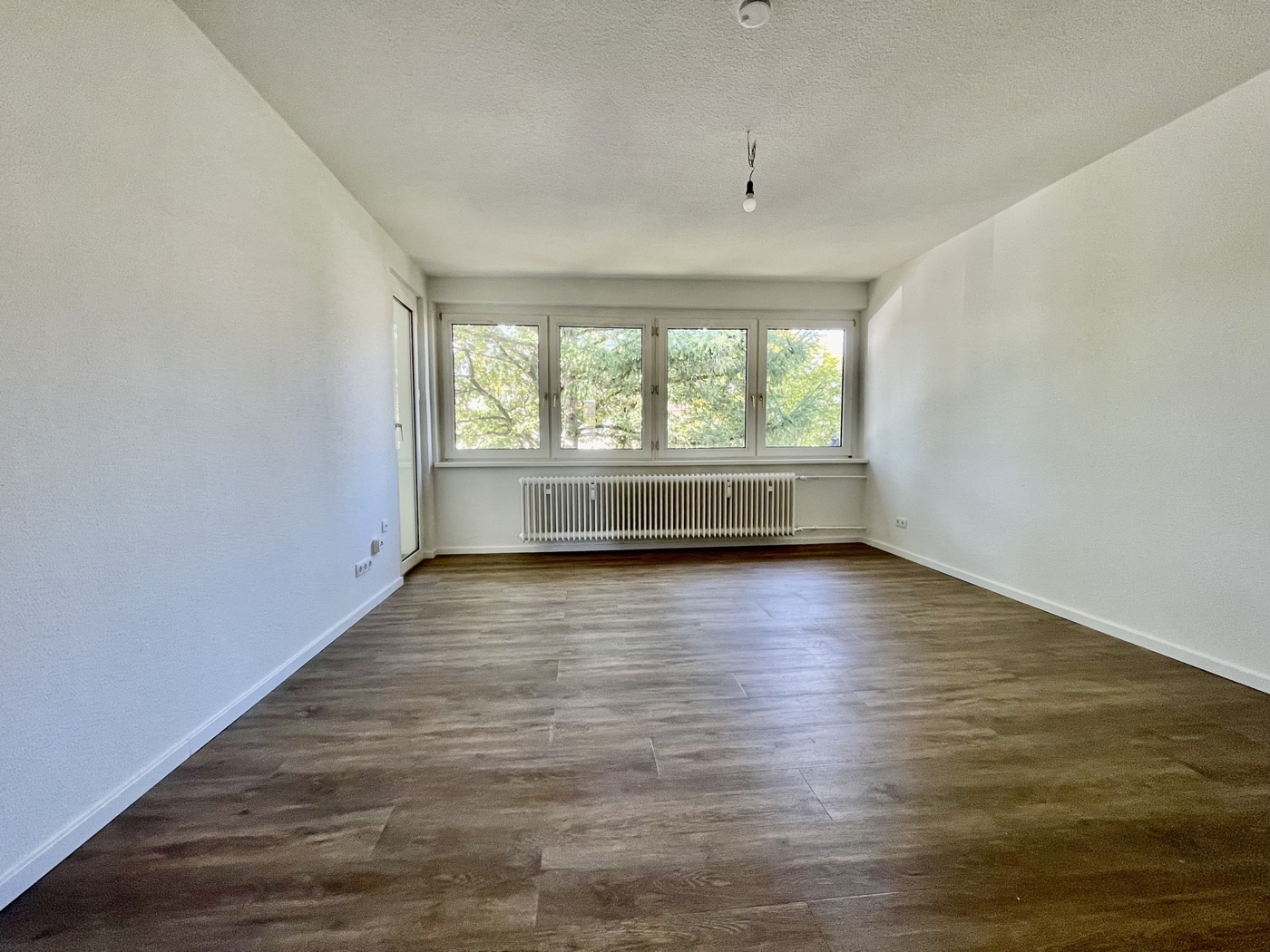 Wohnzimmer mit Zugang auf den Balkon