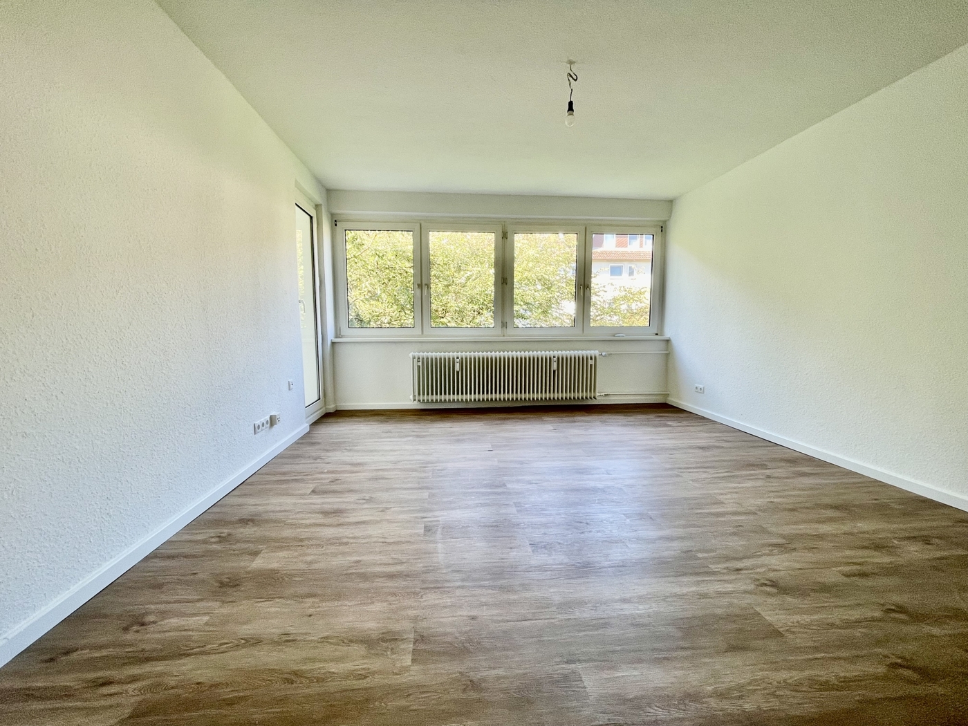 Wohnbereich mit Zugang auf den Balkon