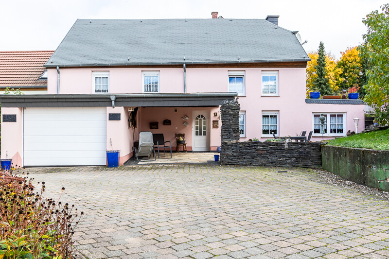 Einfamilienhaus mit Garage und Garten