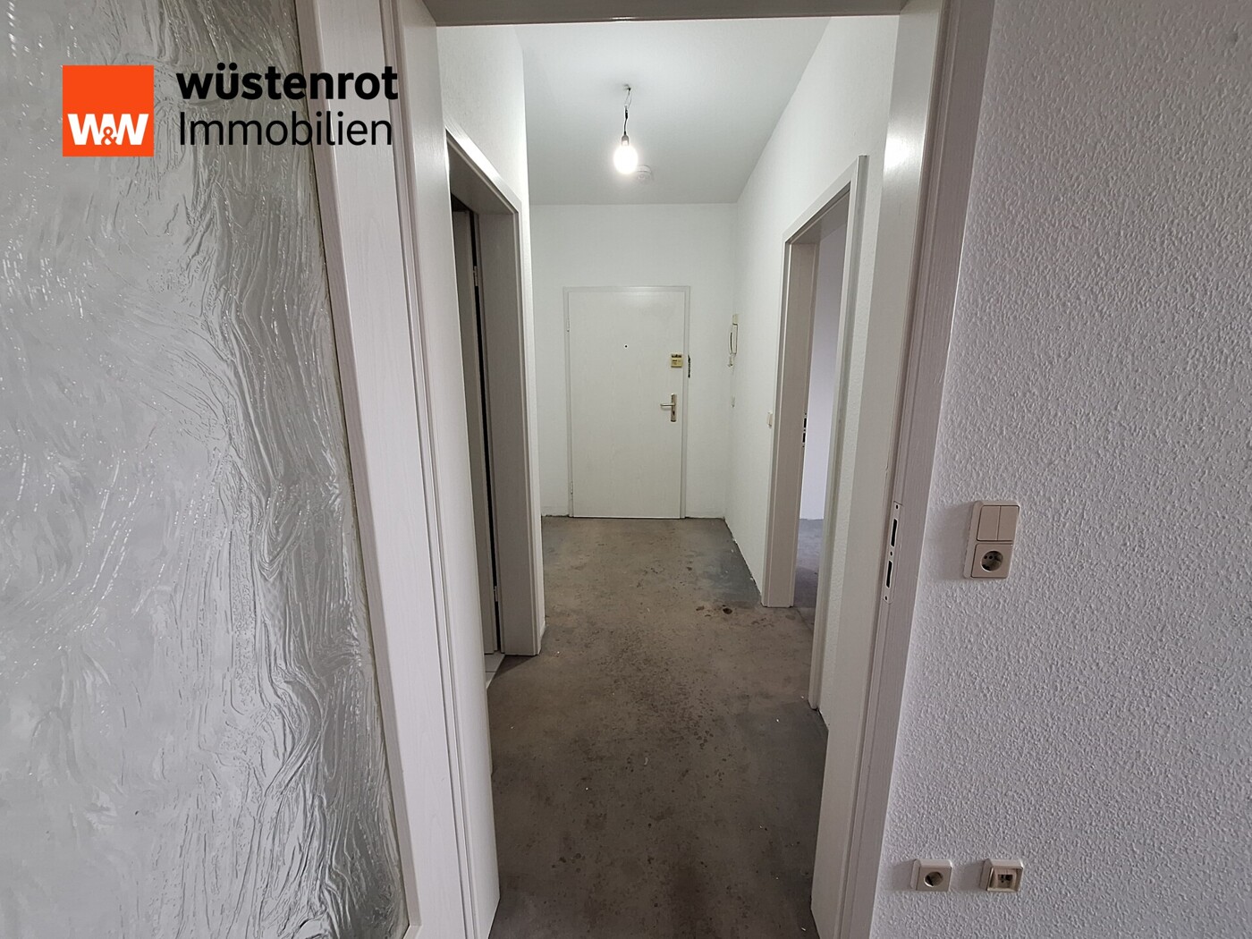 Flur mit Blick zur Wohnungstür
