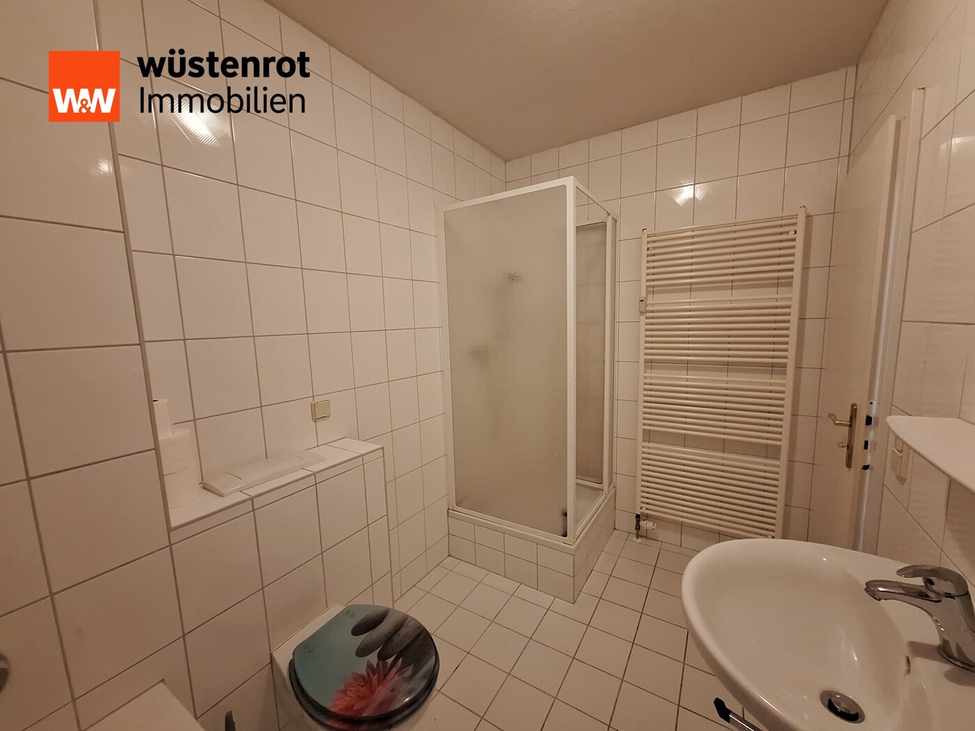 Badezimmer mit Blick zur Dusche