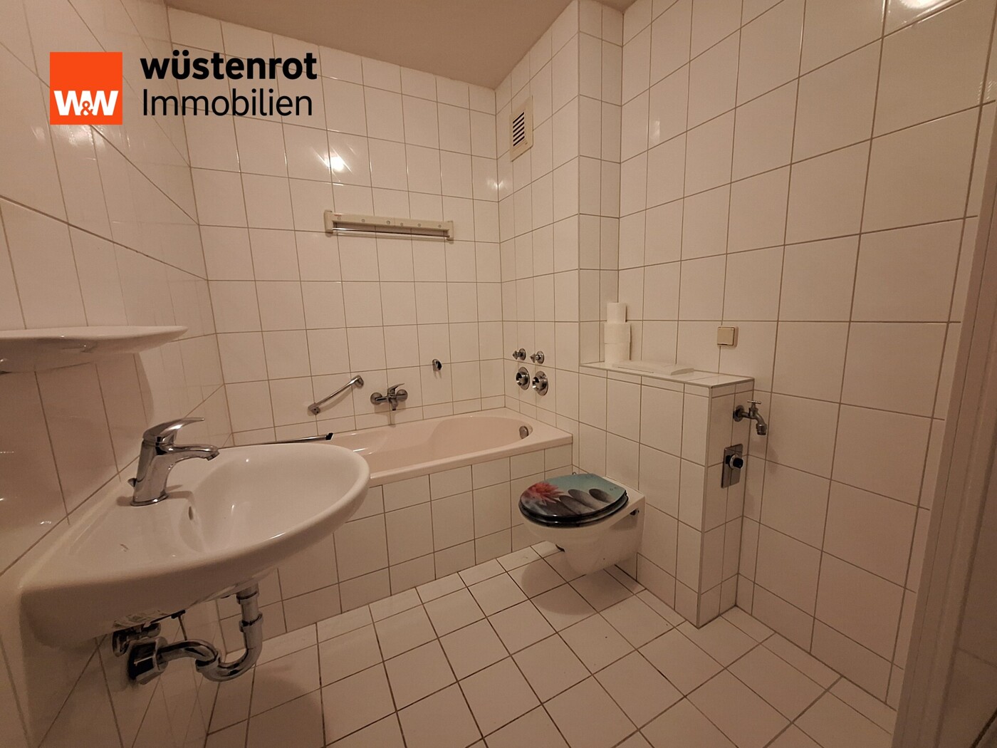 Badezimmer mit Blick zur Wanne
