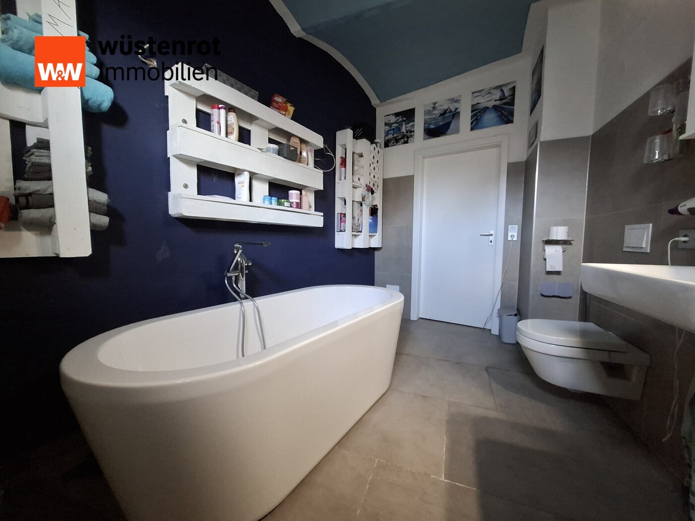 Badezimmer mit Blick zur freistehenden Badewanne