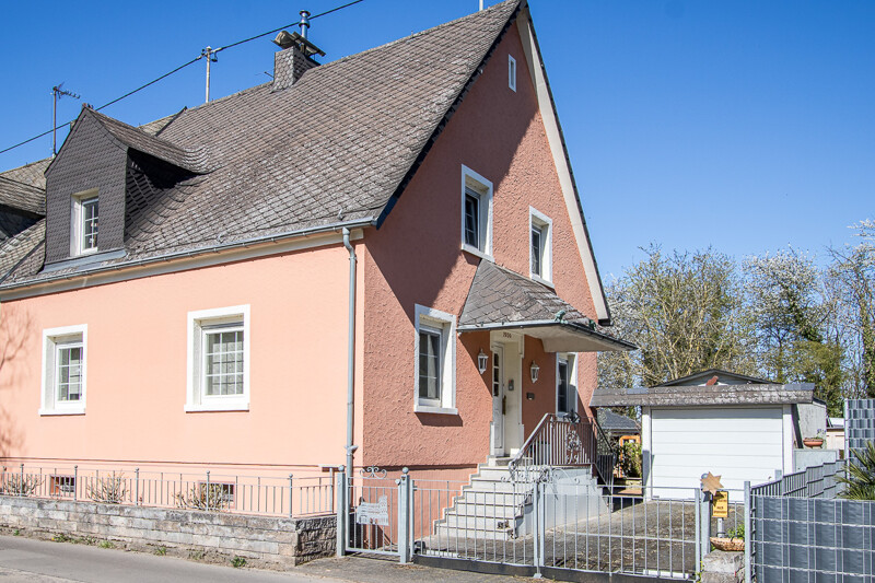 Doppelhaushälfte mit Wintergarten, Gaskamin, Garage und liebevoll gestaltetem Garten
