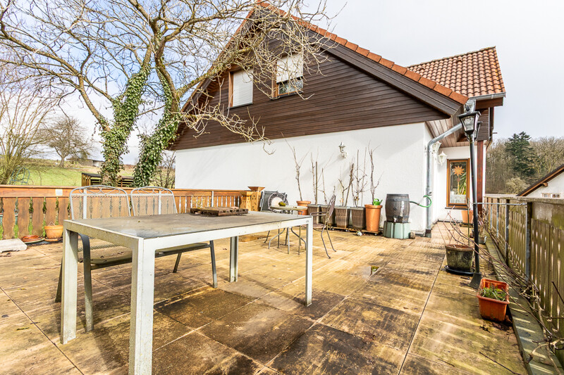 Einfamilienhaus mit vermieteter Einliegerwohnung, wunderschönem Garten, großer Terrasse und Garage.
