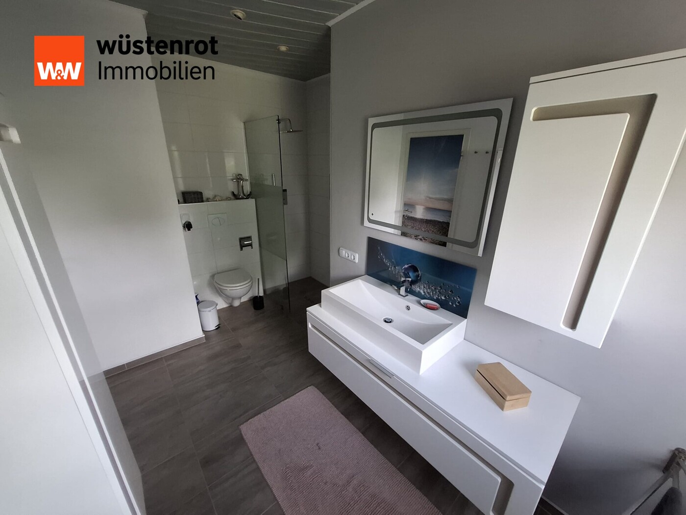 Badezimmer mit Dusche im EG