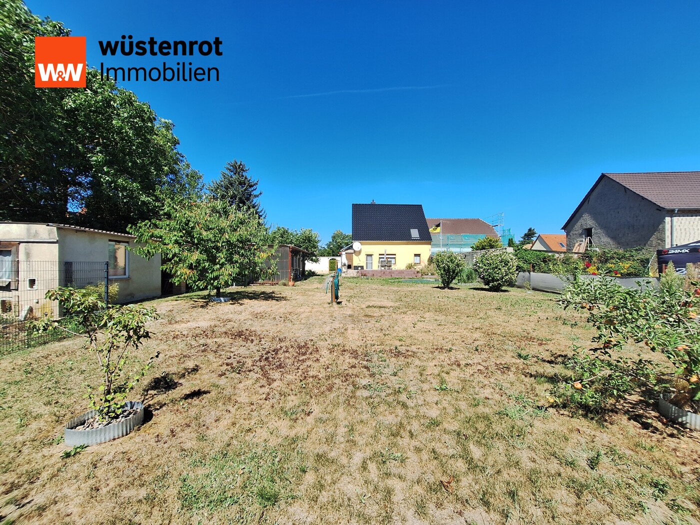 Blick aus dem Garten zum Haus