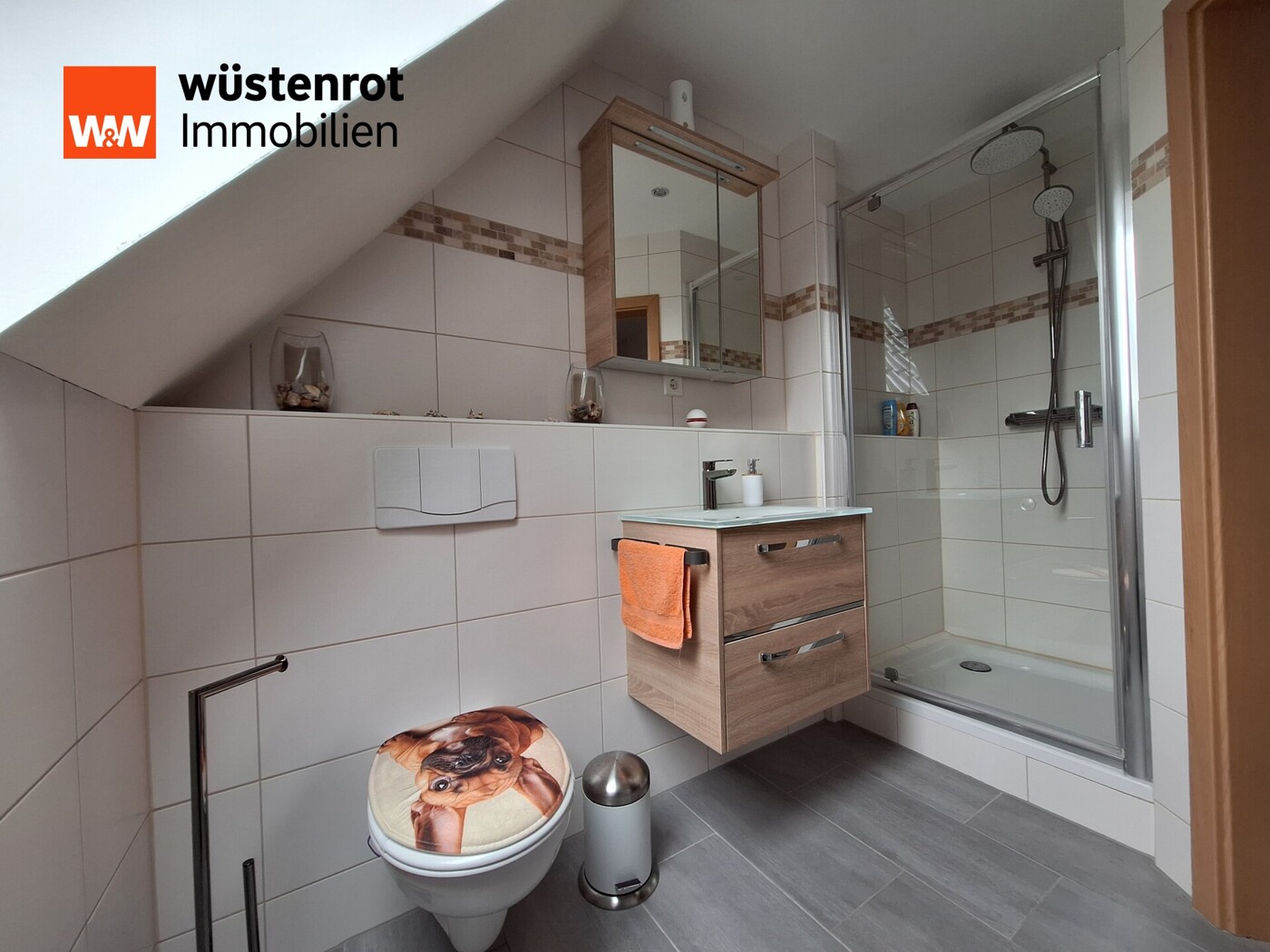Bad mit Dusche im OG