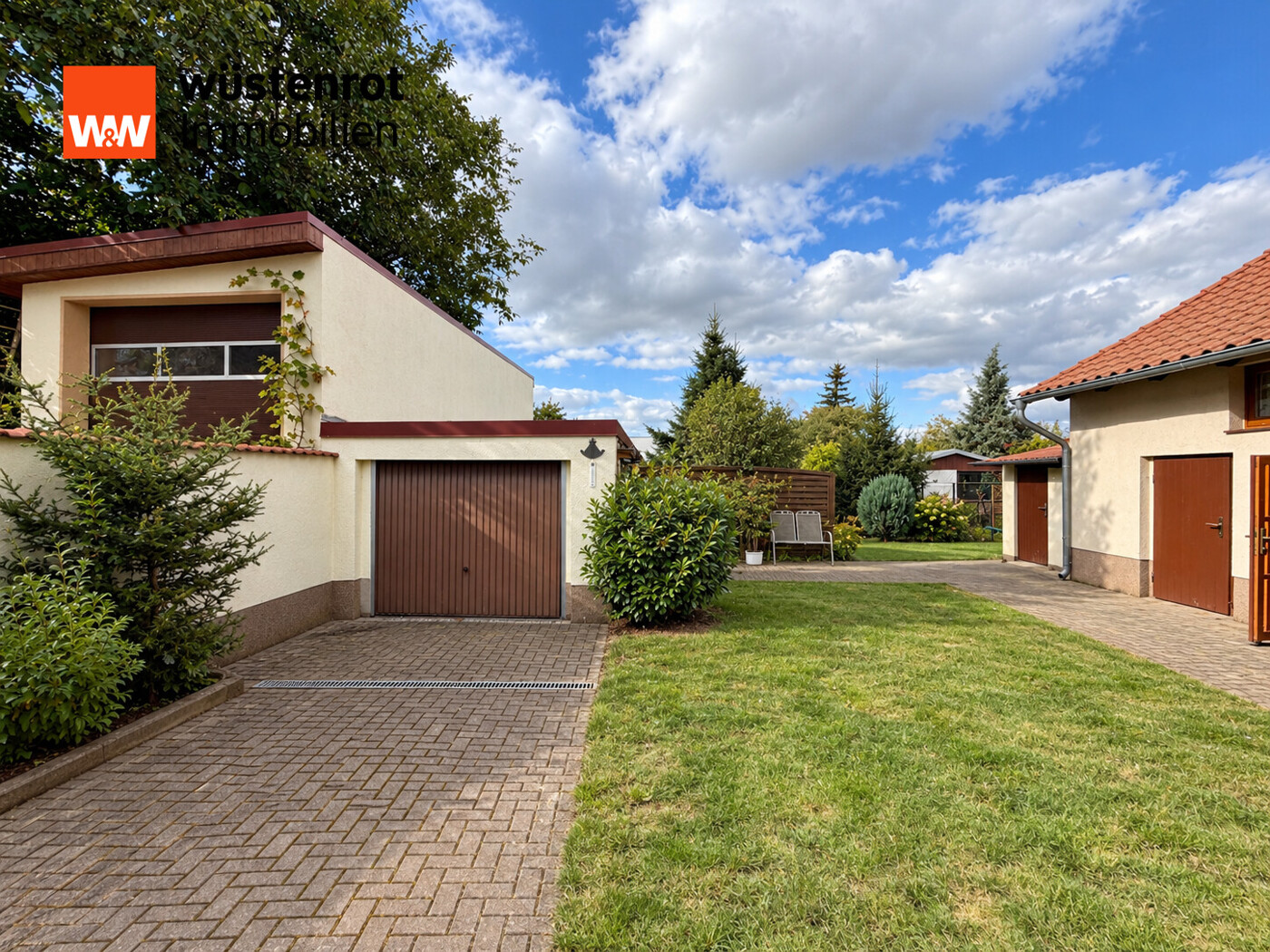 Hof mit Garage