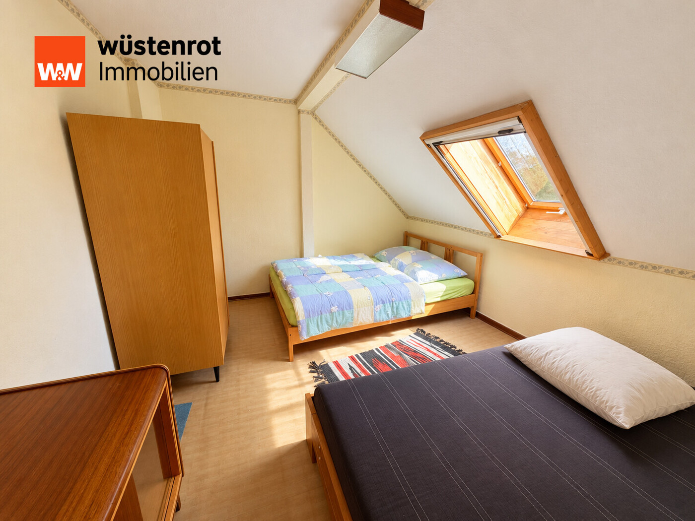 Dachgeschosszimmer mit Dachfenster