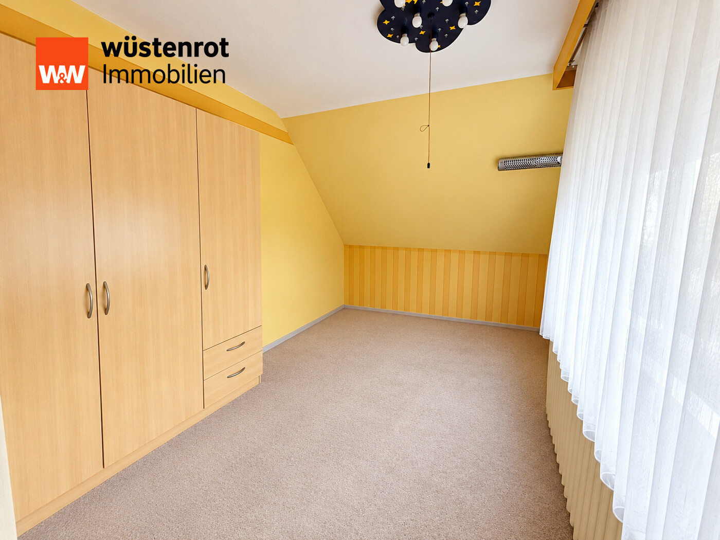 Zimmer mit Dachschräge