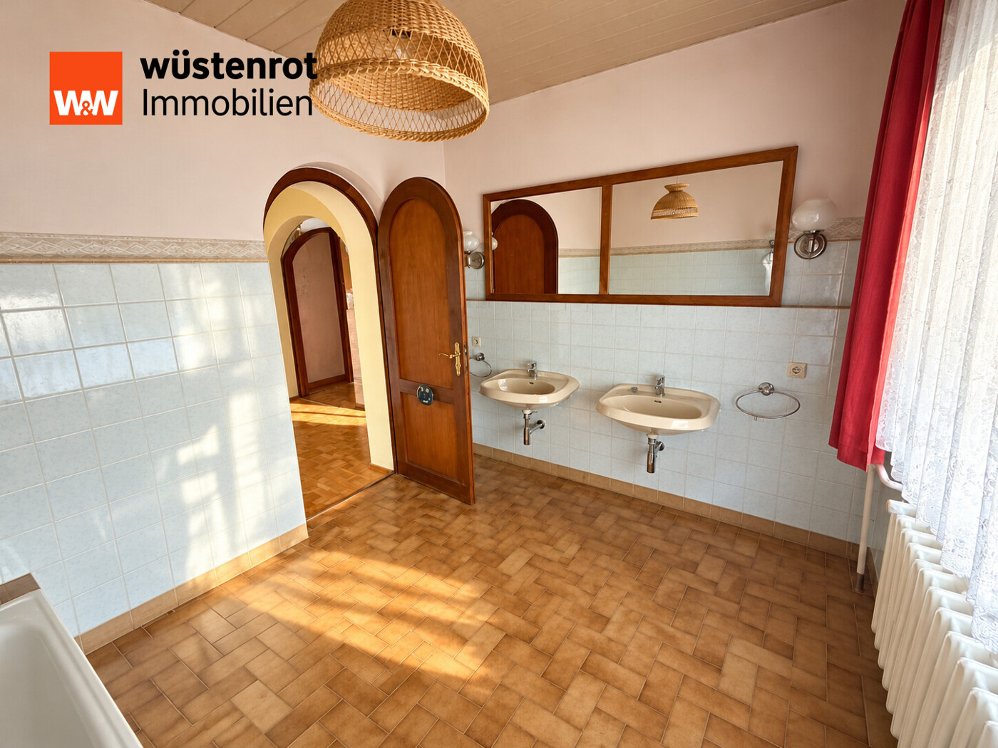 Badezimmer mit Doppelwaschbecken