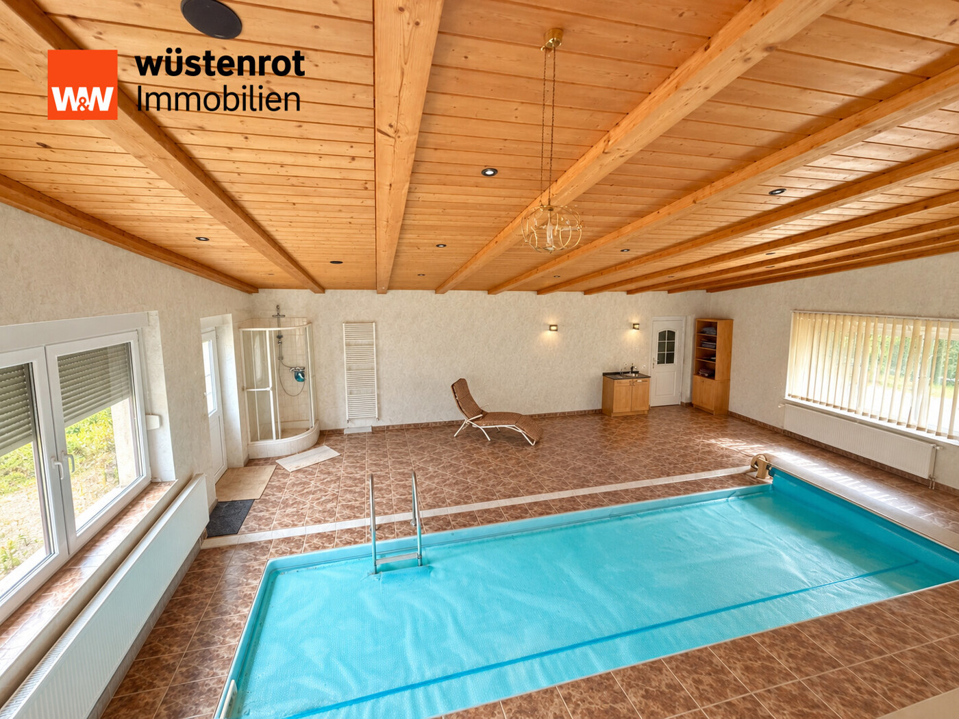 Indoor-Pool mit Schwimmbadbereich