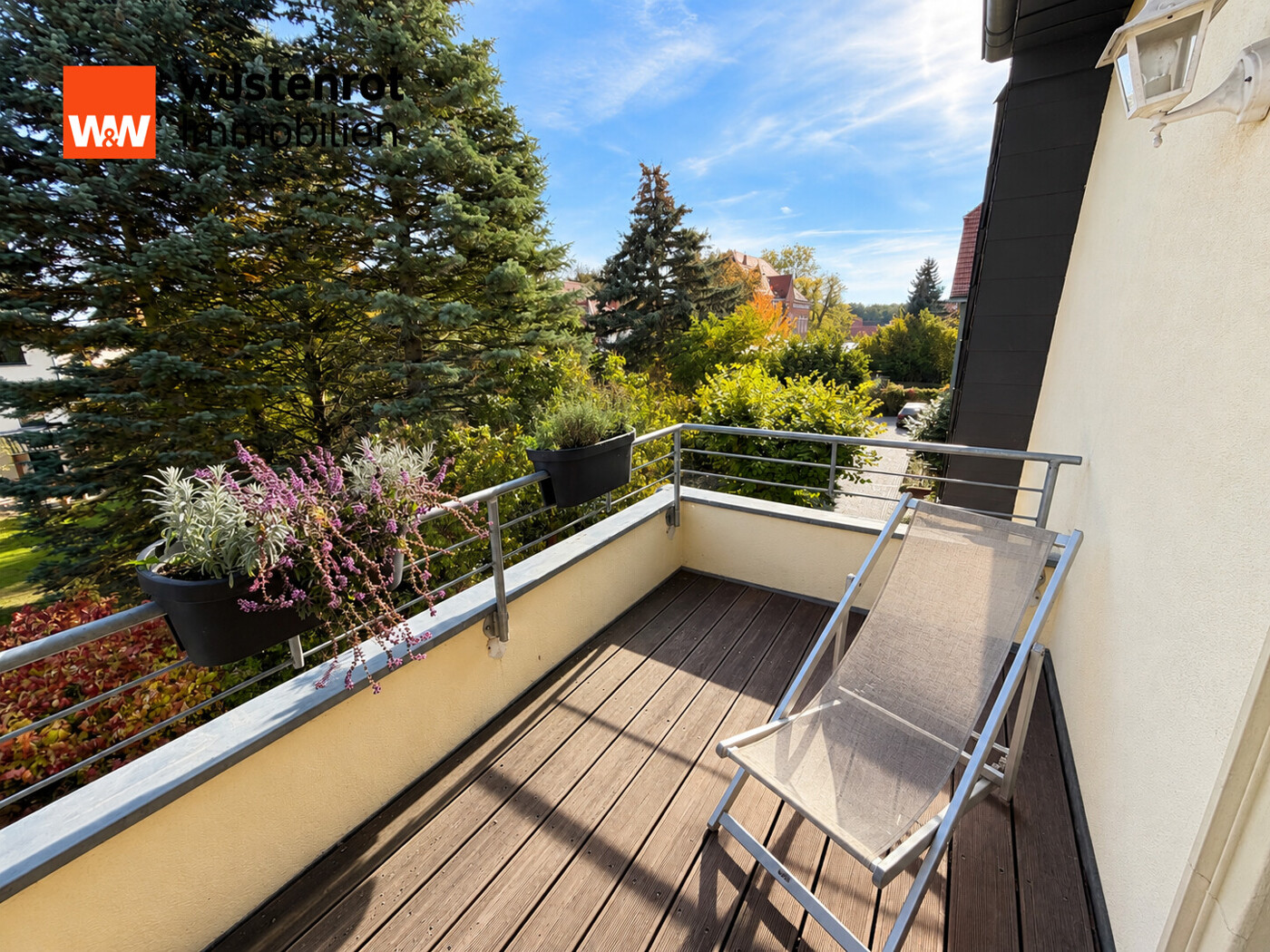 Sonniger Balkon mit Gartenblick