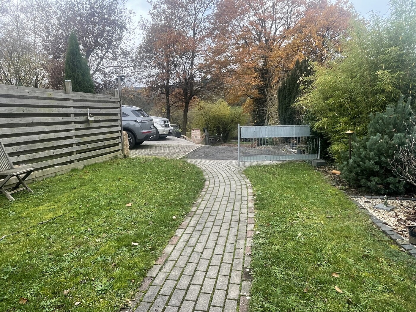Gepflasterter Gartenweg