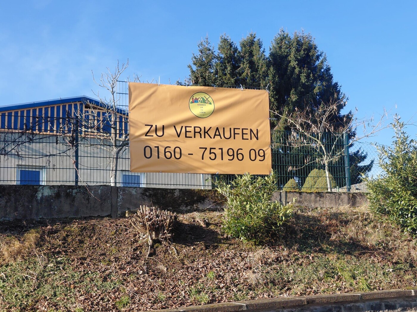 Verkaufsschild / Straßenansicht