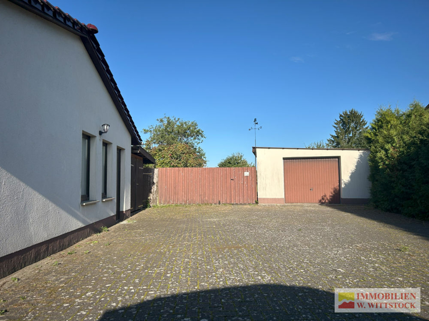 Garage + Stellplätze