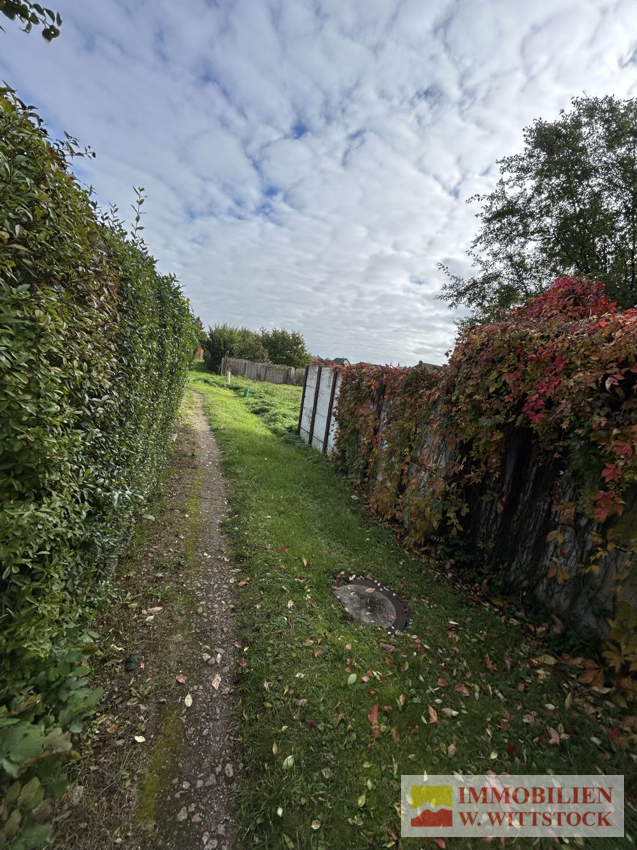 Fußweg hinter dem Grundstück
