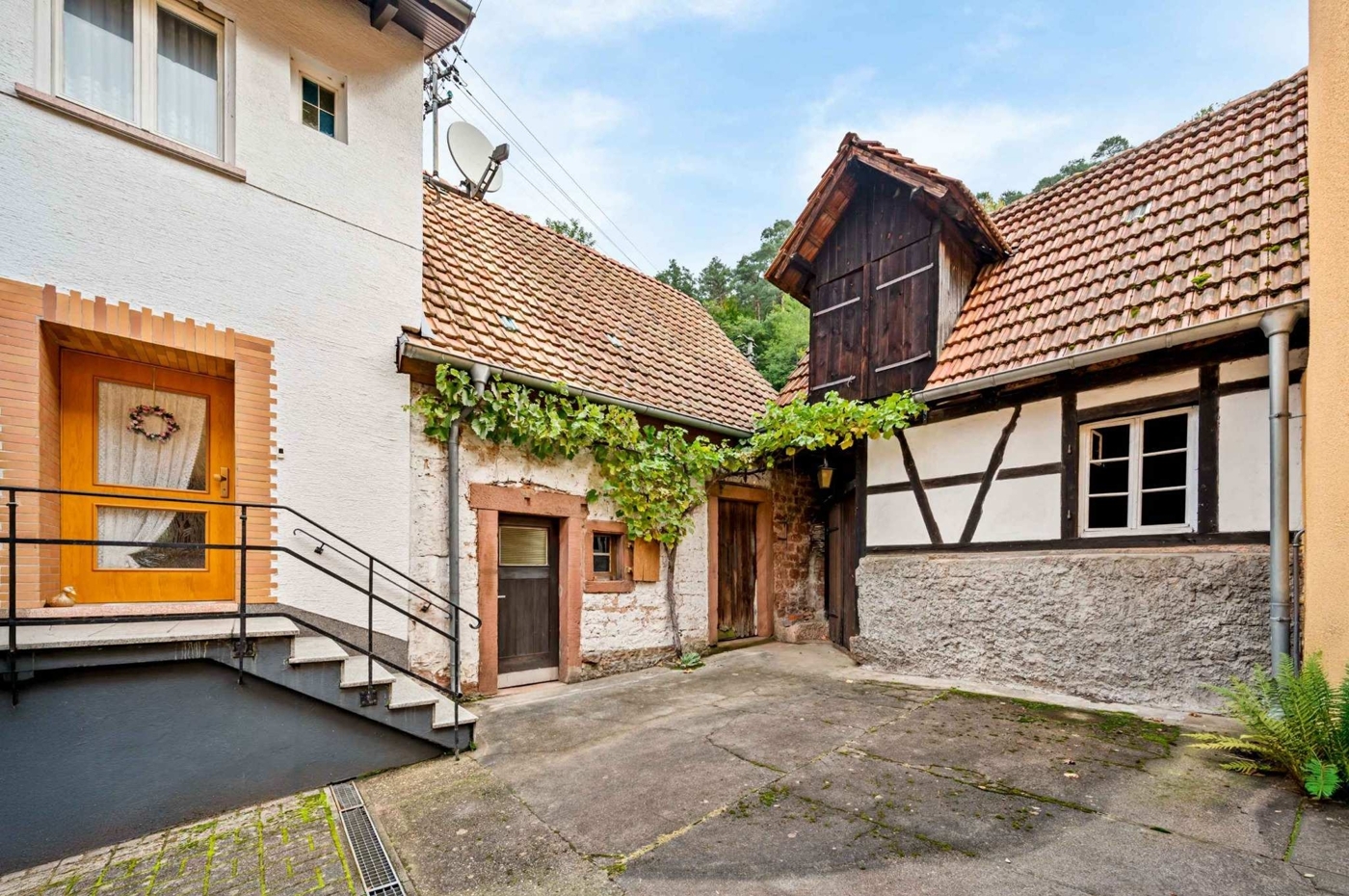 Hof mit Nebengebäuden