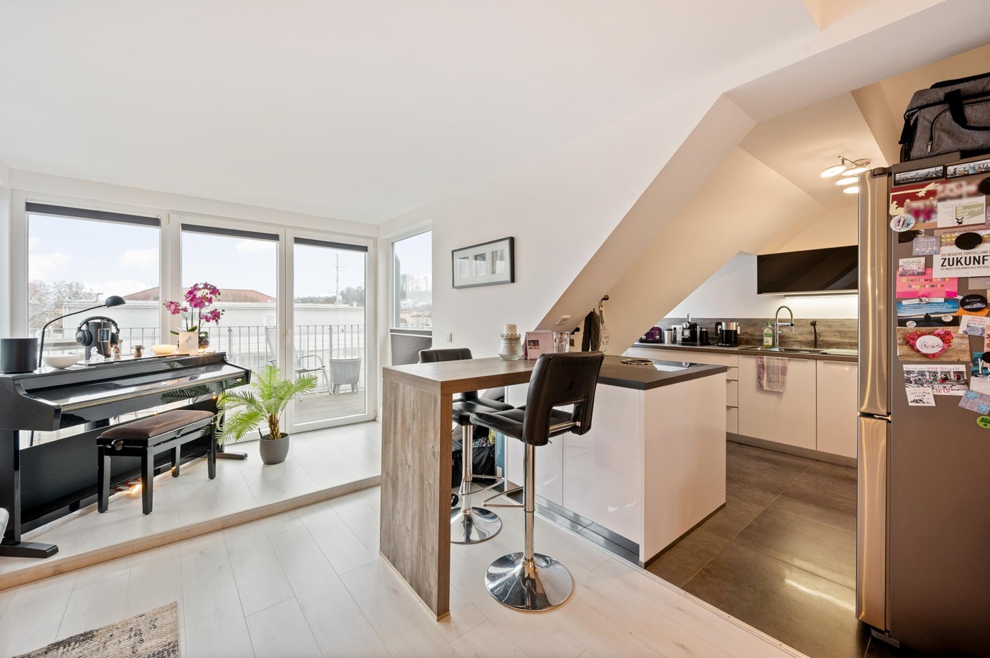 Offene Küche mit Einbauküche