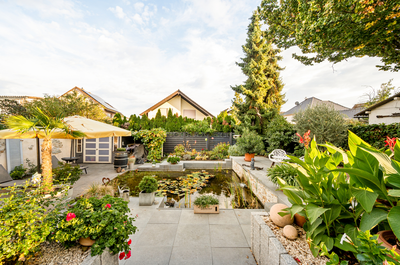 Garten mit Blick auf den Teich