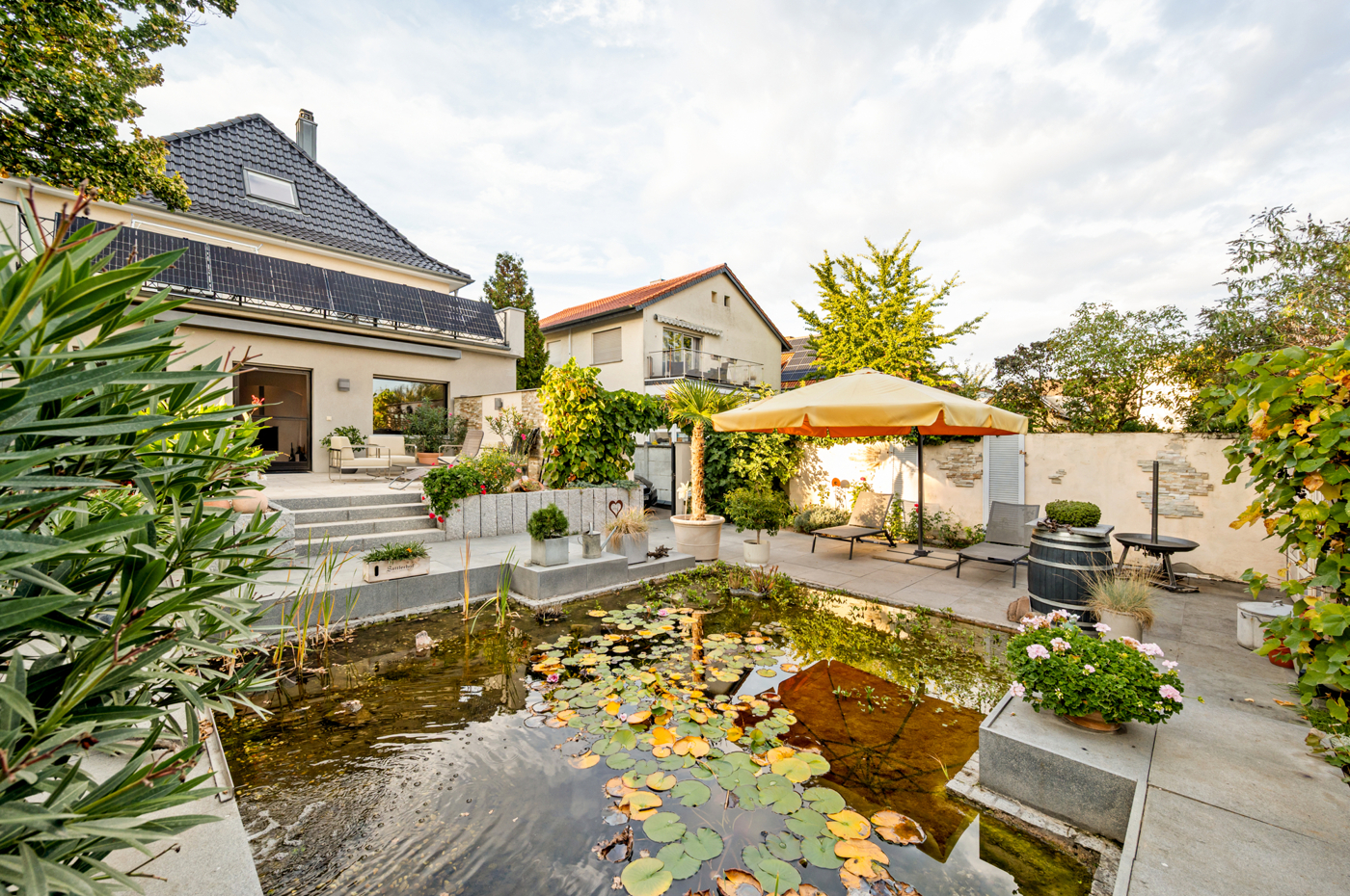 Garten mit Blick auf den Teich