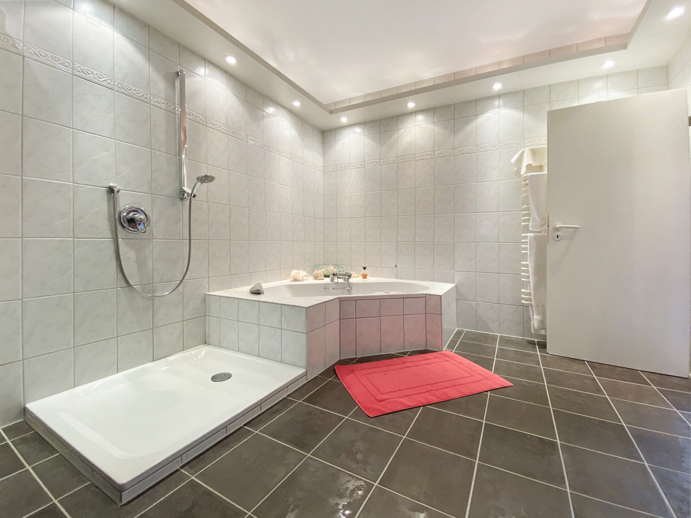 OG Bad mit Badewanne