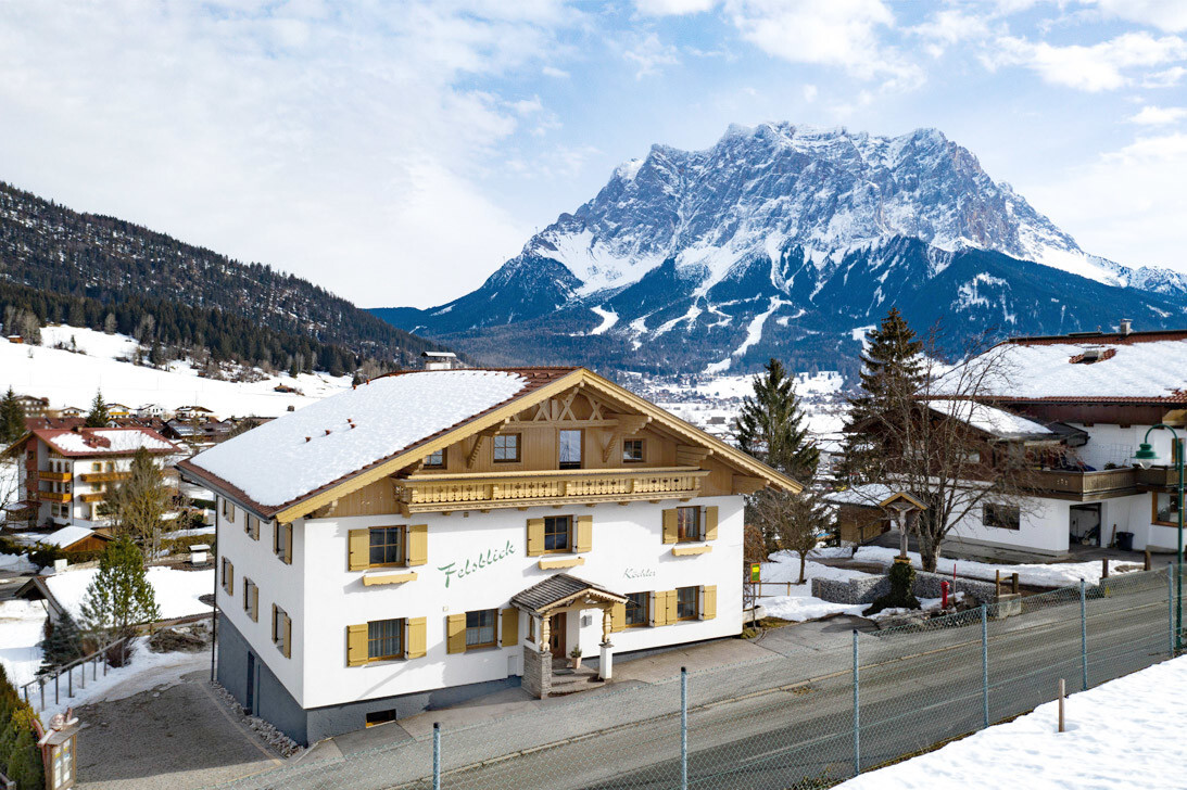 Hausansicht mit Zugspitze