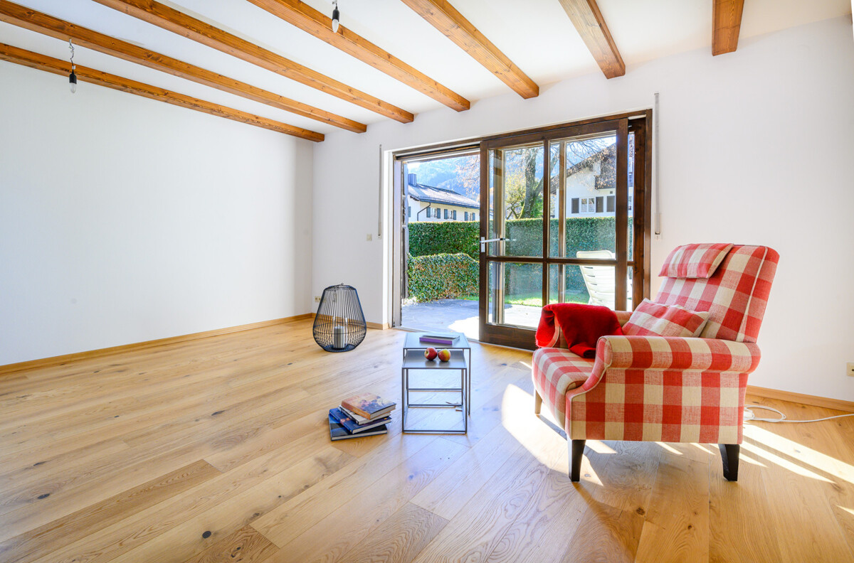 Entspanntes Wohnzimmer mit Zugang zu Terrasse und Garten