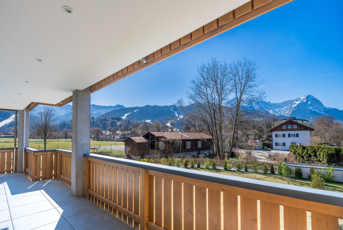 Überdachter Balkon Richtung Süd-West mit viel Platz