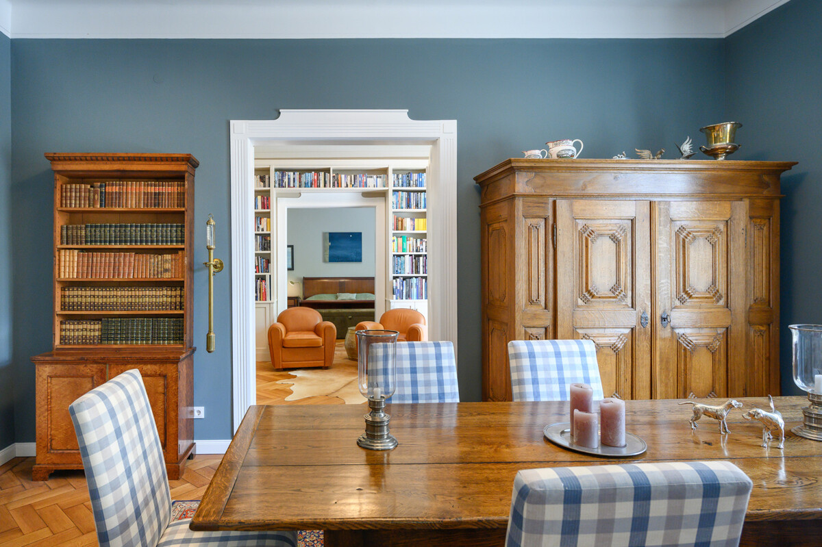 Stilvoll modernisierte Altbauwohnung m. 8 Zimmern