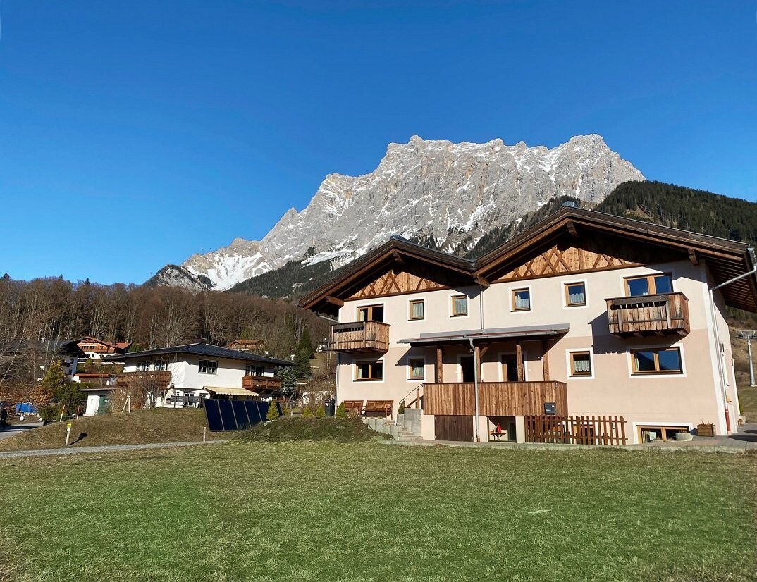 Zwei DHH an der Skipiste