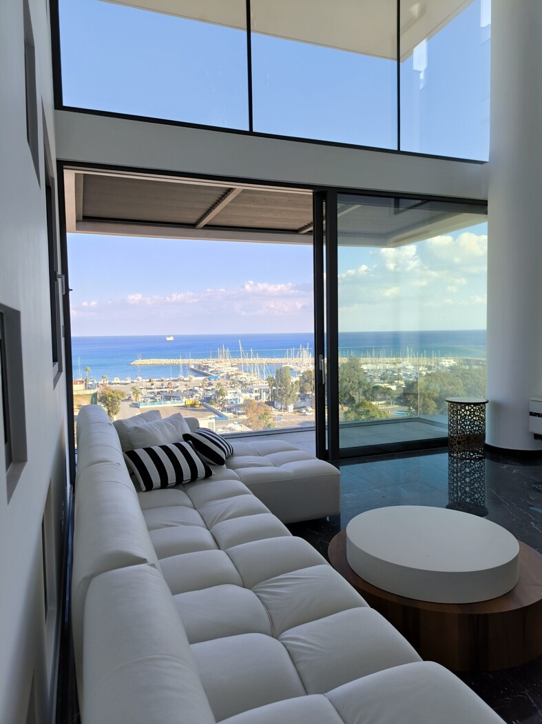 Weitblick trifft Design: Luxus-Penthouse mit Meerblick in Larnaca