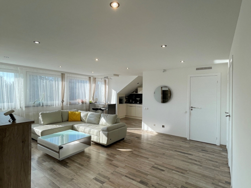 Wohnzimmer mit Blick in die Küche