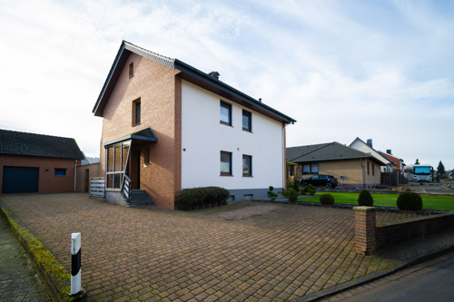 Zweifamilienhaus mit viel Platz für Ihre Pläne!