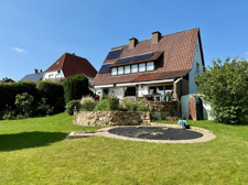 Ansicht mit Garten und Poolplatz