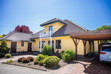 Front mit Anbau und Carport