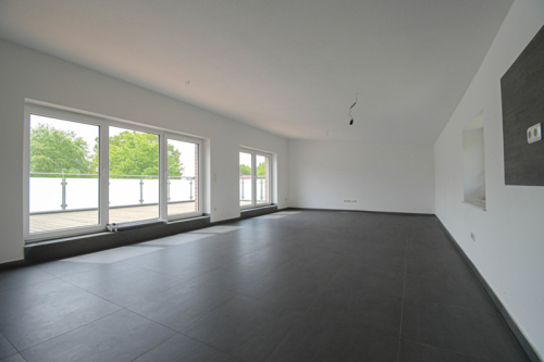 Wohnzimmer mit offener Küche