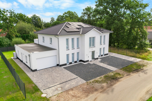 Moderne Villa mit Garage